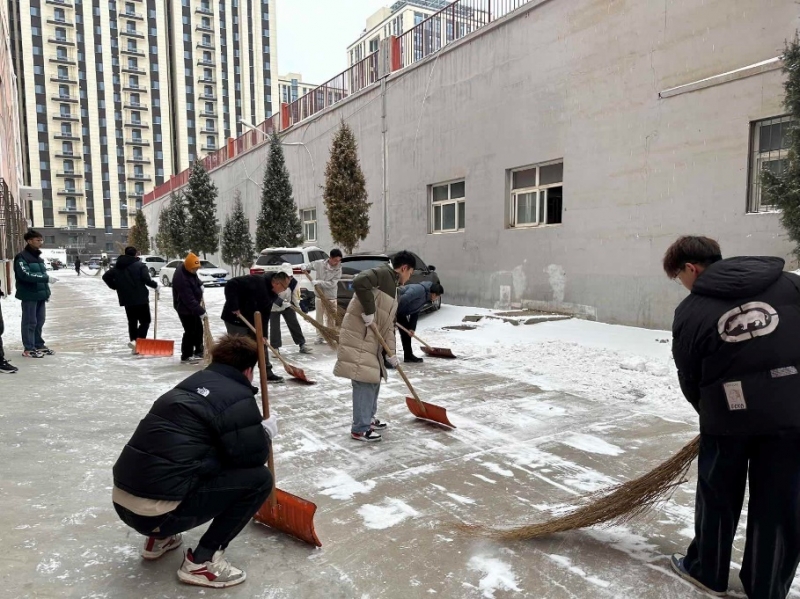 一群人在建筑物前的雪地上 描述已自动生成