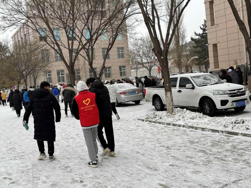 雪地上有一群人在街道上 描述已自动生成