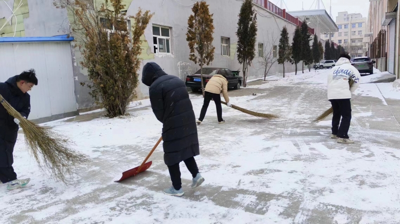 齐心协力，清扫积雪